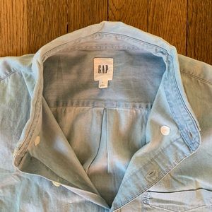 CLASSIC GAP bottom down denim shirt - light blue with front check pocket.